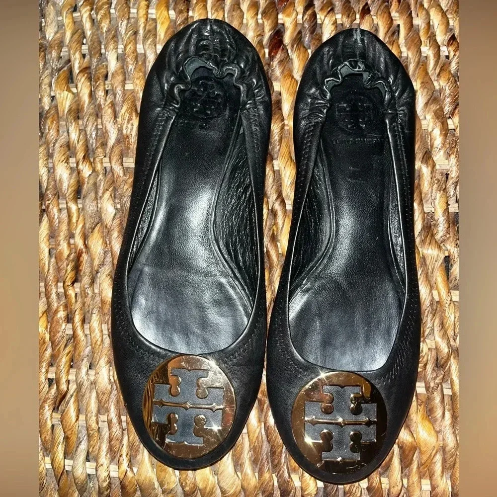 Tory Burch ballet flats. Gold medallion. Black leather.